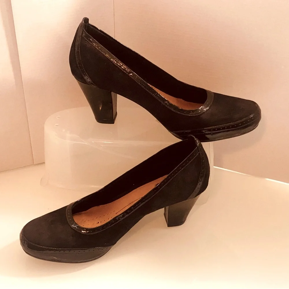 CLARKS Black Leather Sz 9M Slip on Block heels Trim Accent Comfy Career Pumps - Picture 1 of 9